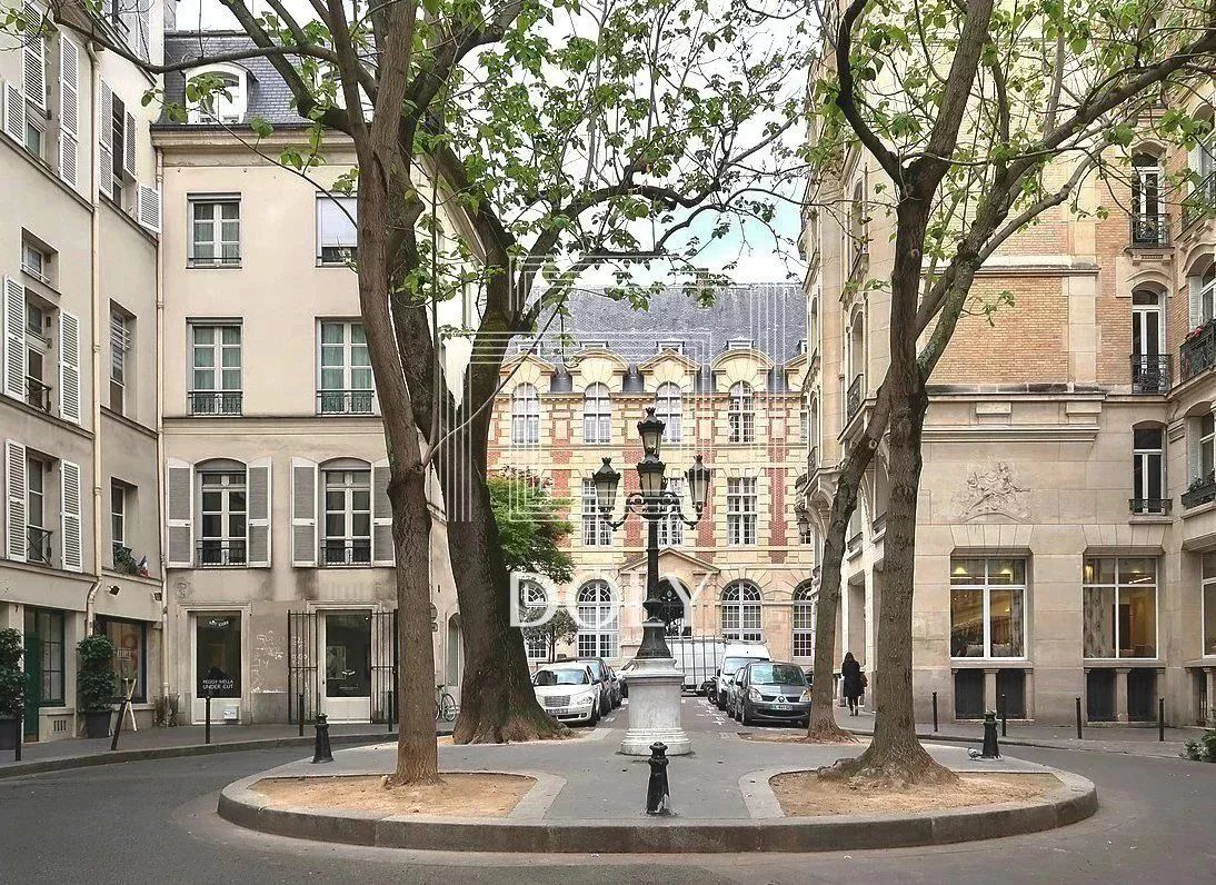 STUDIO // PLACE DE FURSTEMBERG
